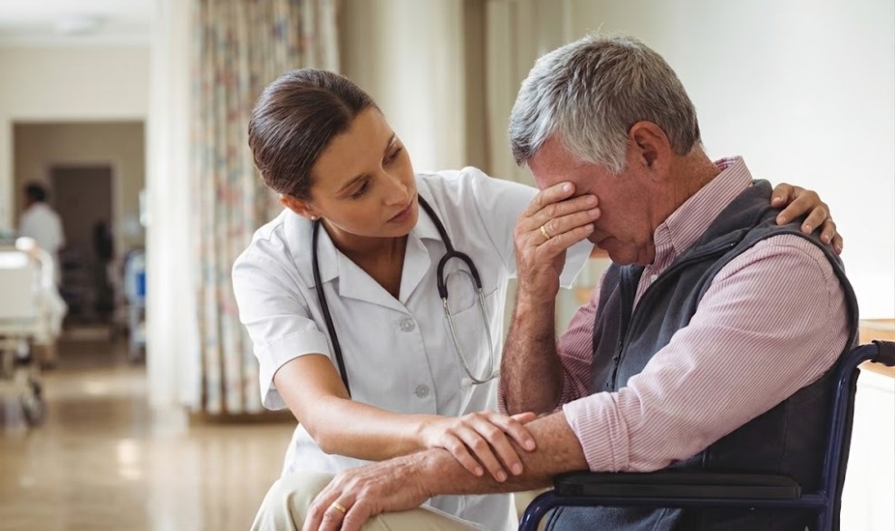 8 Clear Signs Your Elderly Loved One May Need In-Home Nursing Care